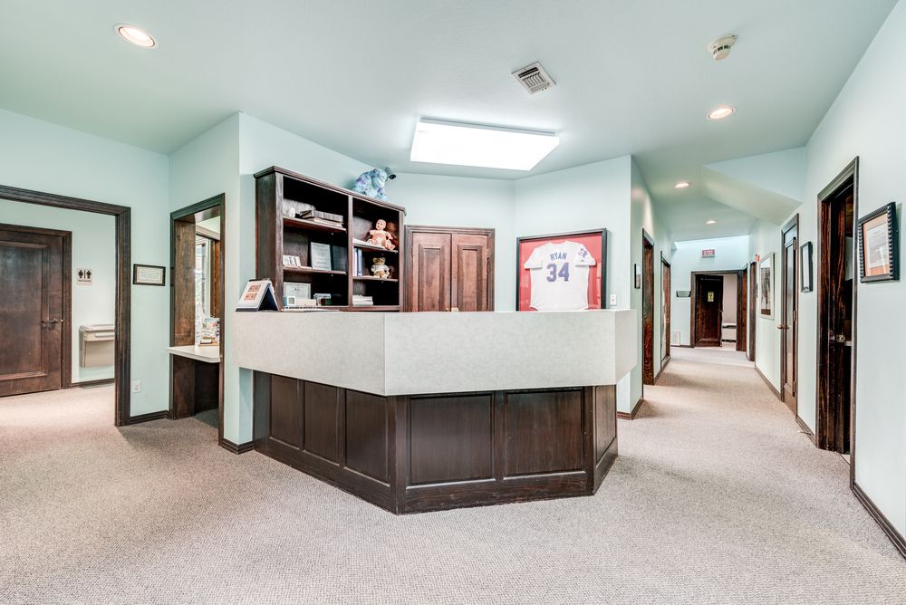 501 W Harwood Rd, Hurst, TX 76054